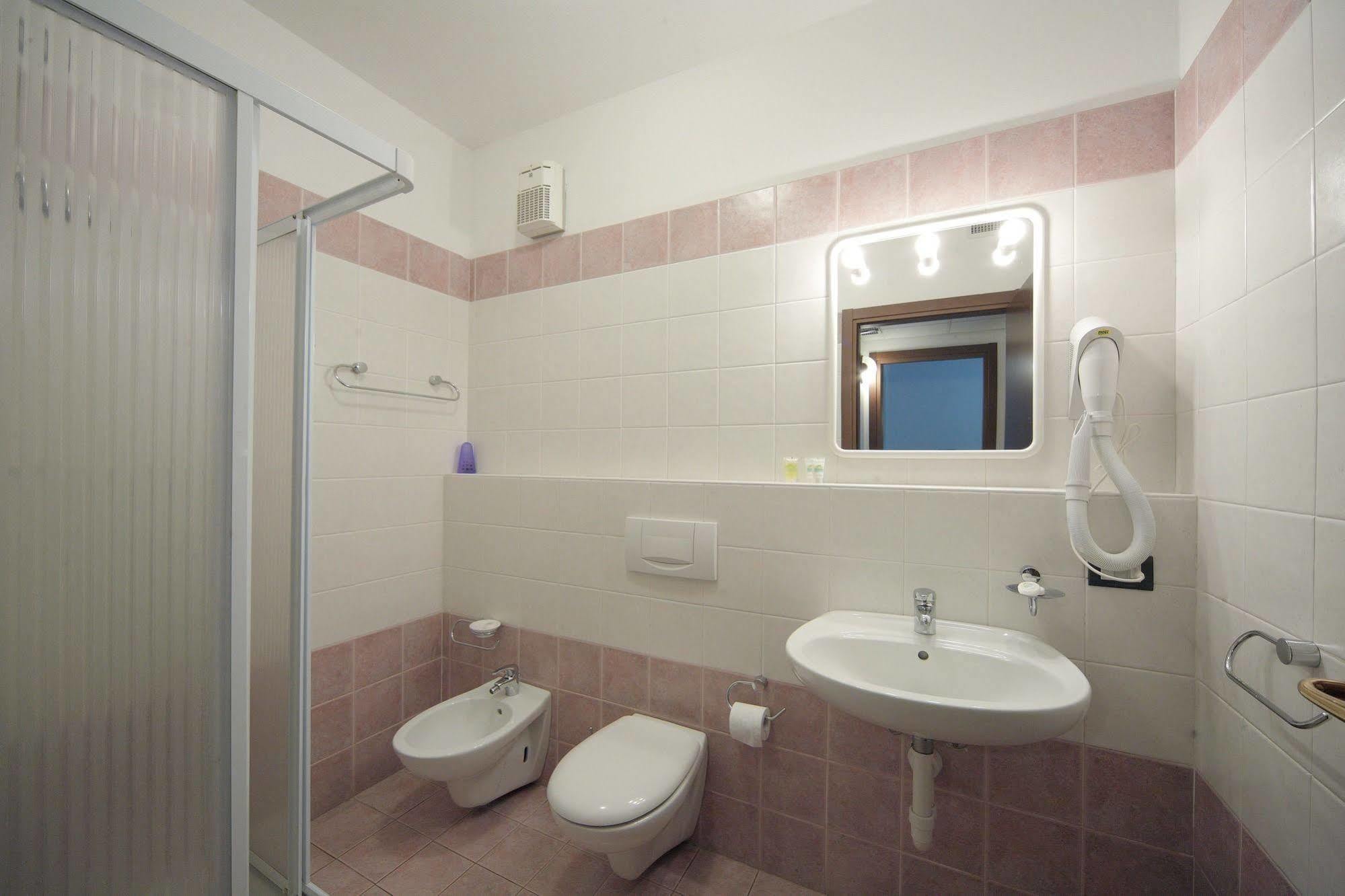 Residence Isolino Вербания Екстериор снимка