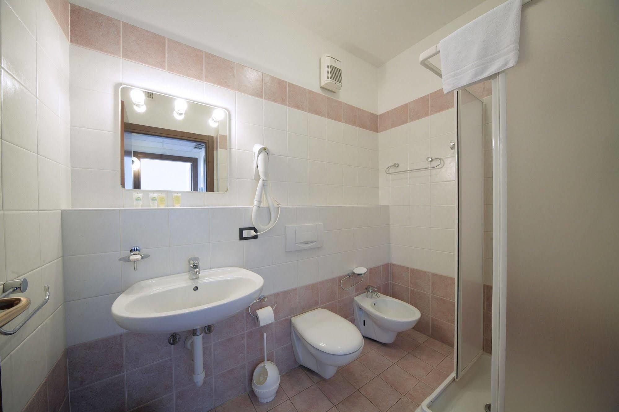 Residence Isolino Вербания Екстериор снимка